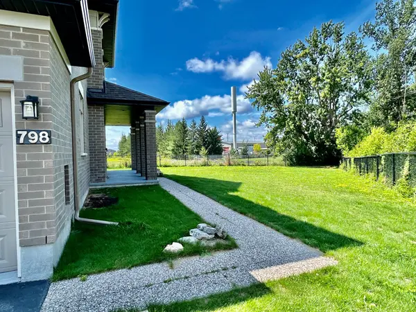 798 Carnelian CRES, Blossom Park - Airport And Area, ON K1X 0A8