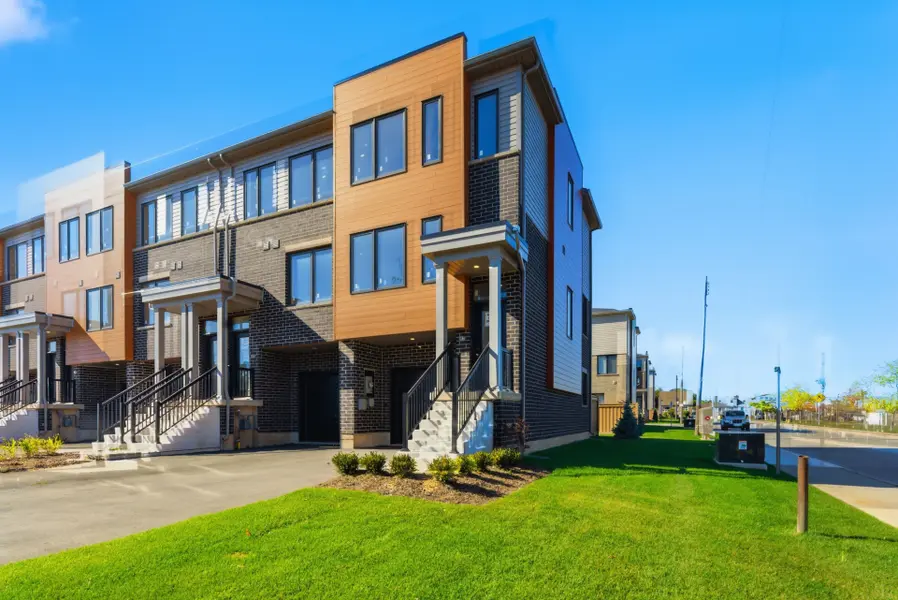 15B Bingham RD, Hamilton, ON L8H 0B5