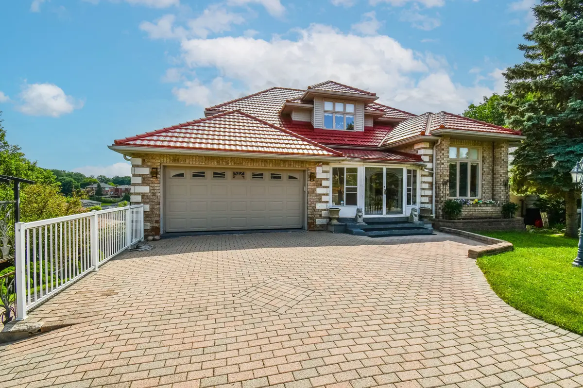 11 Thackeray CRES, Barrie, ON L4N 6J6