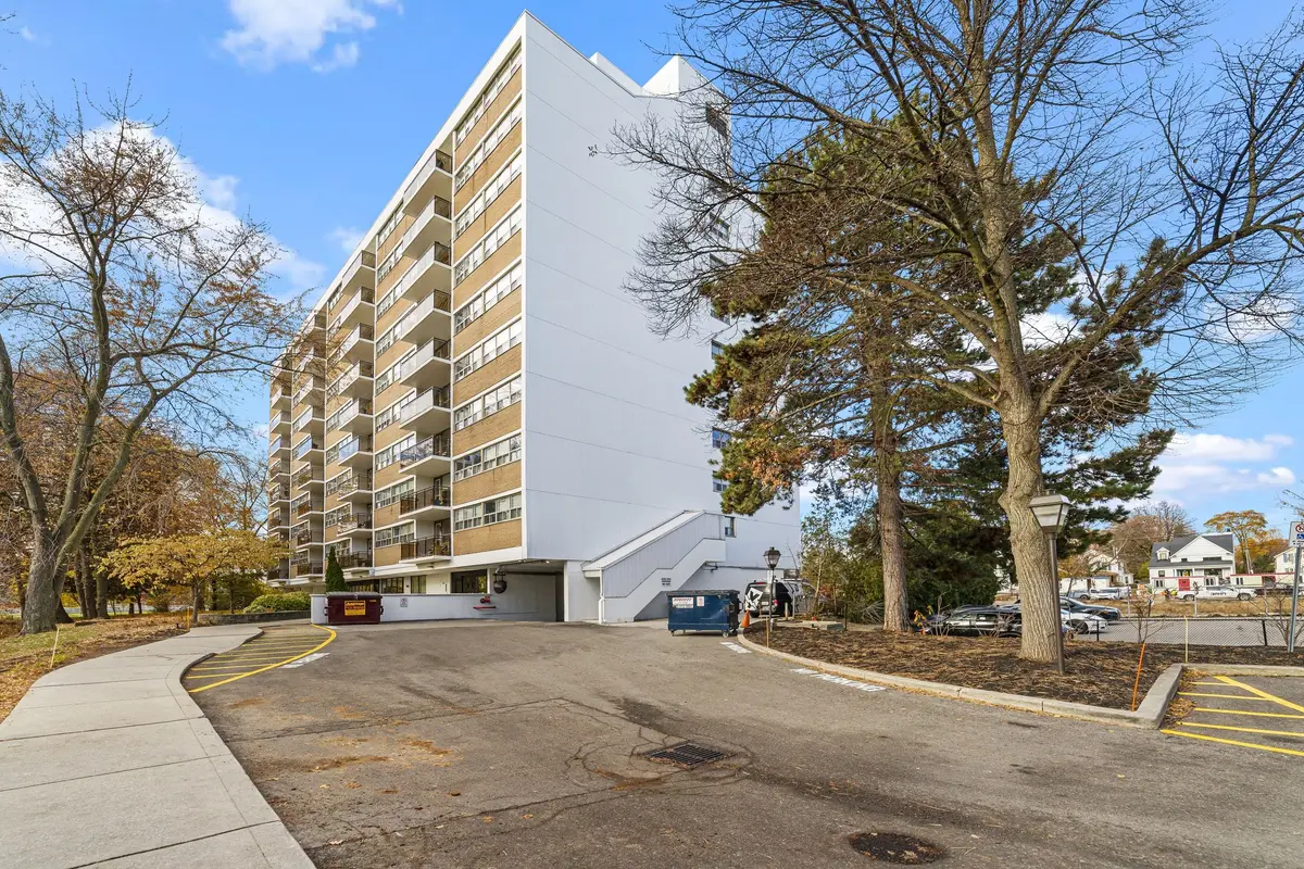212 Kerr ST #503, Oakville, ON L6K 3B1