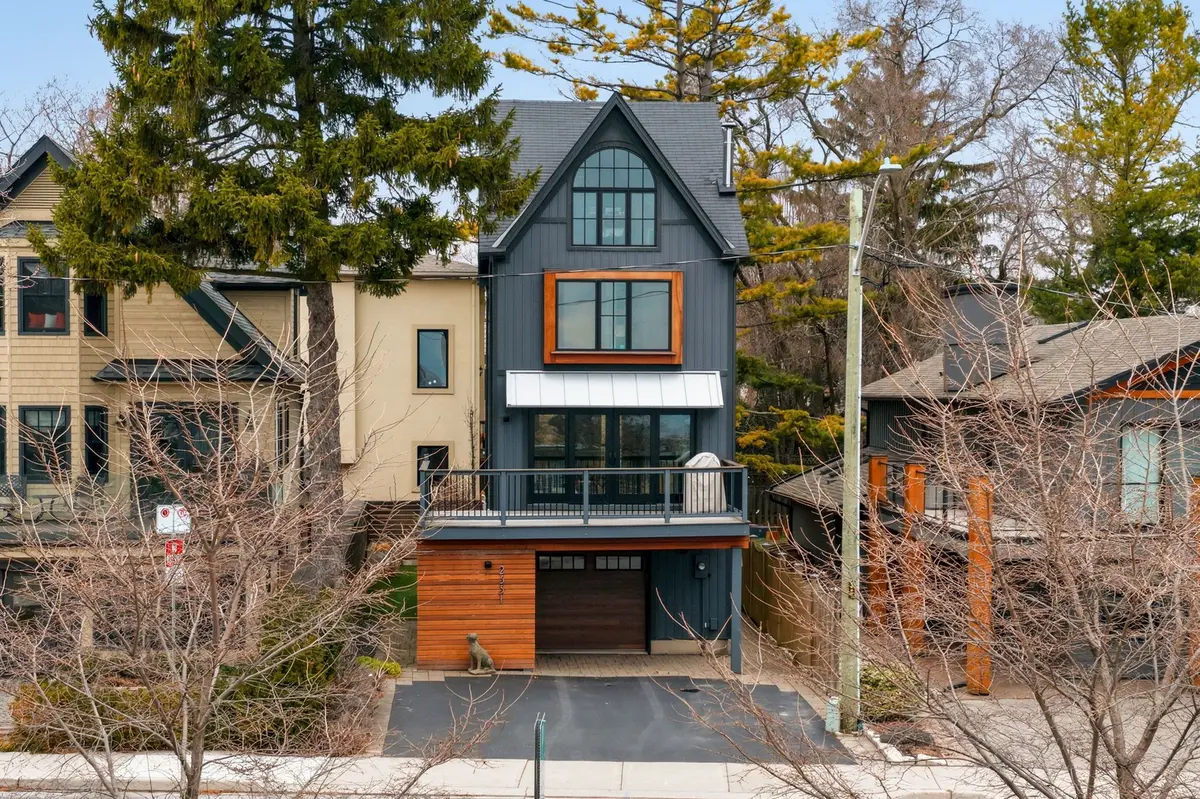 2331 Ontario ST, Oakville, ON L6L 1A5