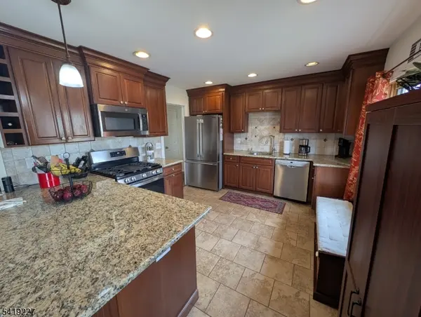 150 Victoria Dr, Clark Twp., NJ 07066