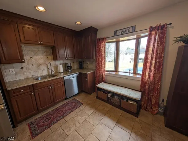 150 Victoria Dr, Clark Twp., NJ 07066