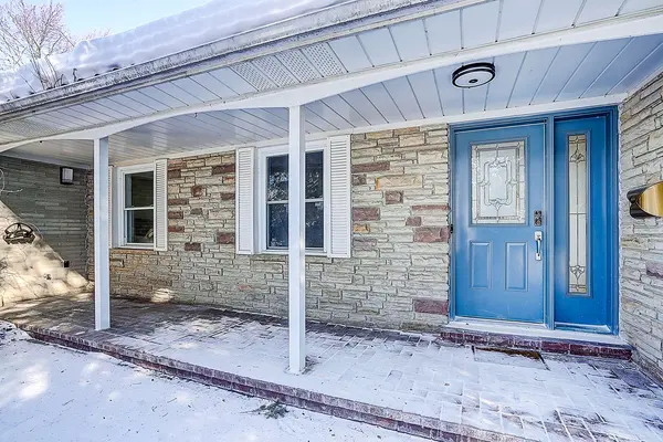 15 Crossburn DR, Toronto C13, ON M3B 2Z3