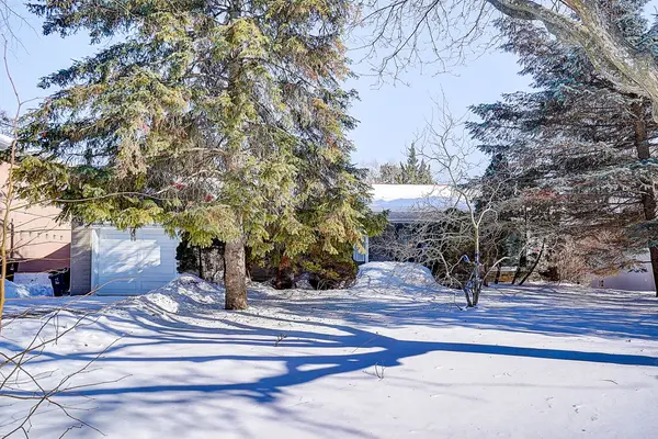 15 Crossburn DR, Toronto C13, ON M3B 2Z3