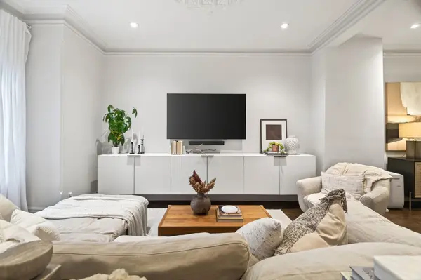 198 Macpherson AVE, Toronto C02, ON M5R 1W8