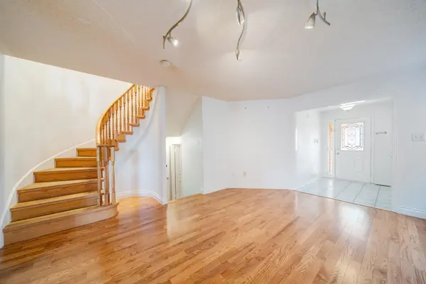 60 Harmony RD, Vaughan, ON L4K 5G4