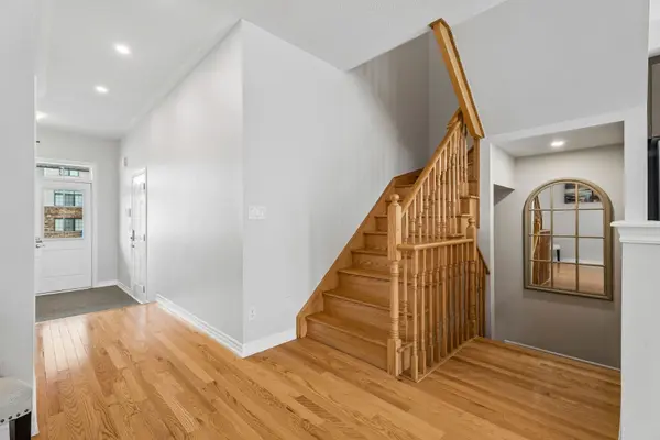 105 Alvin Pegg DR, East Gwillimbury, ON L9N 0R7