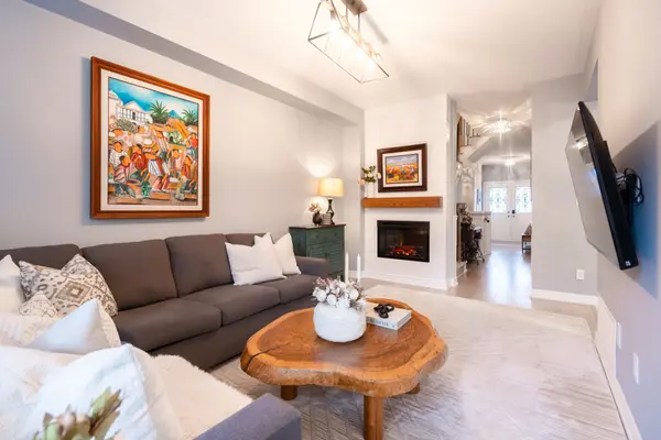 26 Trumpet ST, Whitchurch-stouffville, ON L4A 0N8