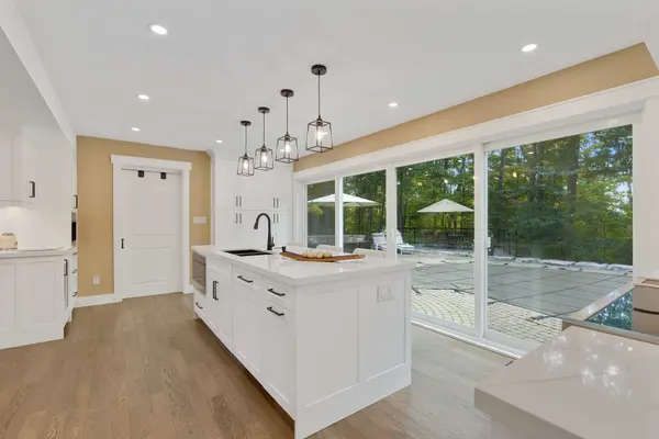 11 Park TRL, Springwater, ON L9X 0L3