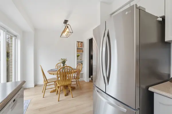 387 Ferndale DR S, Barrie, ON L4N 0M1