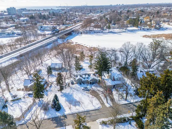 1168 Stavebank RD, Mississauga, ON L5G 2V2