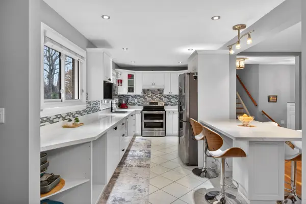 512 Pinedale AVE, Burlington, ON L7L 3W1