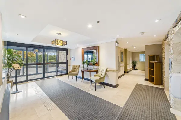 212 Kerr ST #503, Oakville, ON L6K 3B1