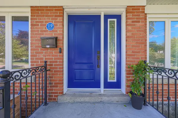 19 Sealcove DR, Toronto W08, ON M9C 2C3