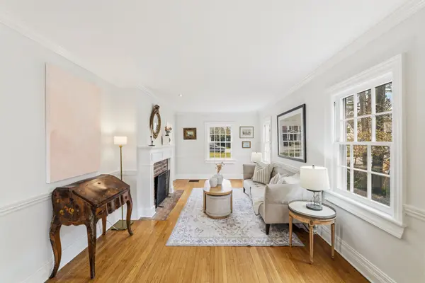 348 Douglas AVE, Oakville, ON L6J 3S6