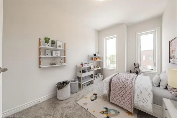 9B Bingham RD, Hamilton, ON L8H 0B5