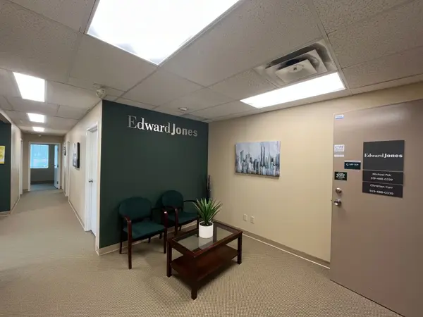 390 Commissioners RD #201, London South, ON N6J 1Y3