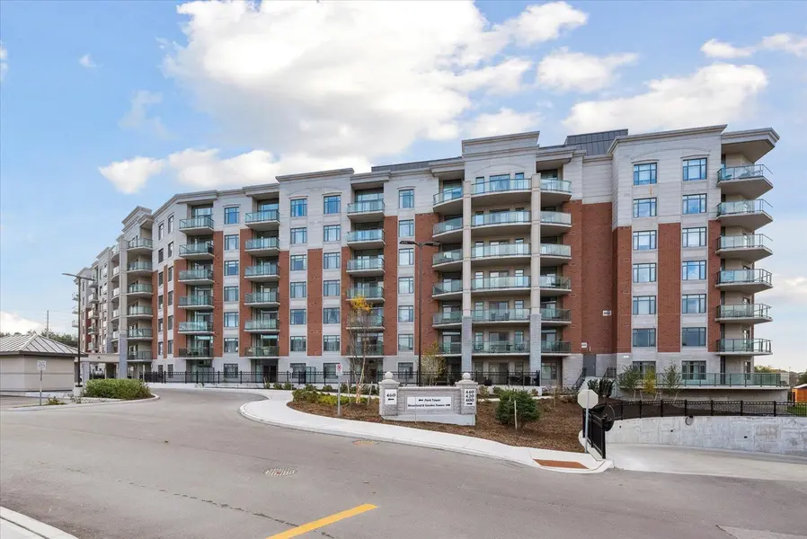 460 William Graham DR #116, Aurora, ON L4G 1X9