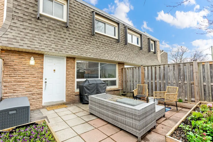 7 Viking CT #406, Grimsby, ON L3M 3T8