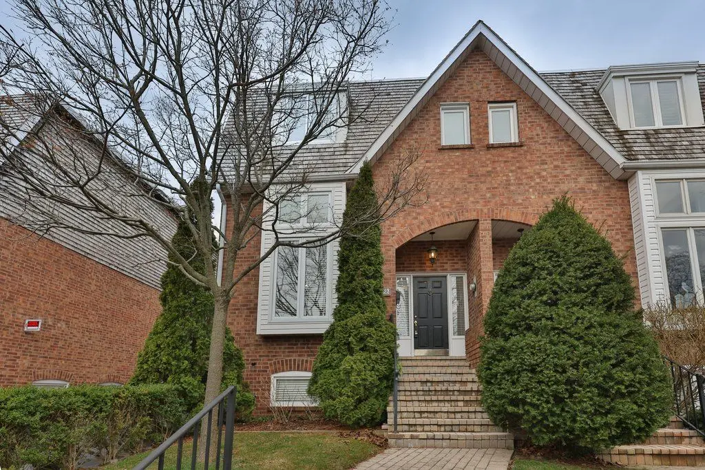 86 Forsythe ST, Oakville, ON L6K 3J8