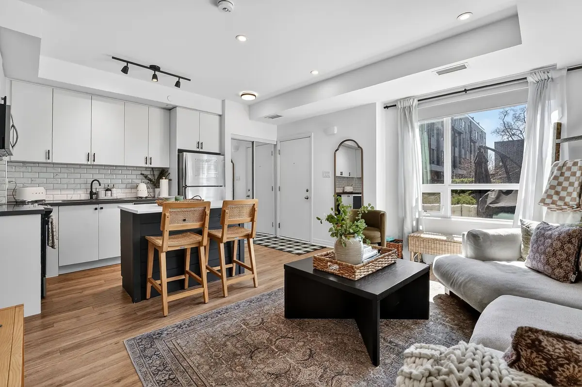 1238 Cawthra RD #9, Mississauga, ON L5G 4K7