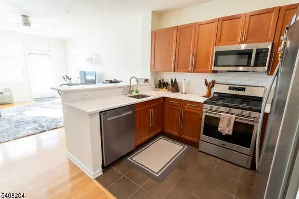 30 Freedomway #406, Jersey City, NJ 07305