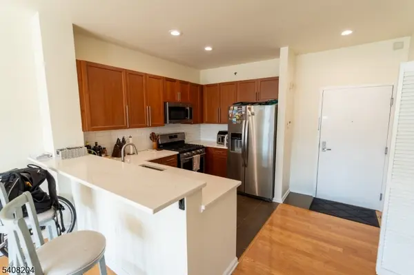 30 Freedomway #406, Jersey City, NJ 07305