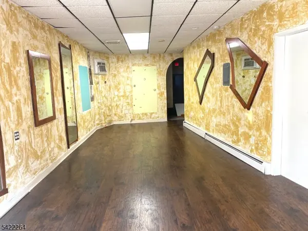 64 Congress St, Newark City, NJ 07105