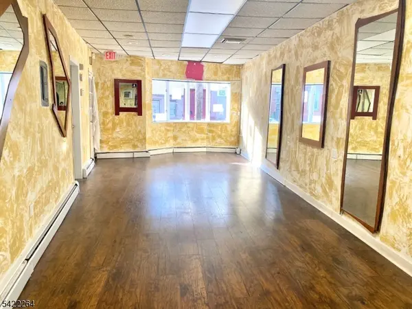 64 Congress St, Newark City, NJ 07105