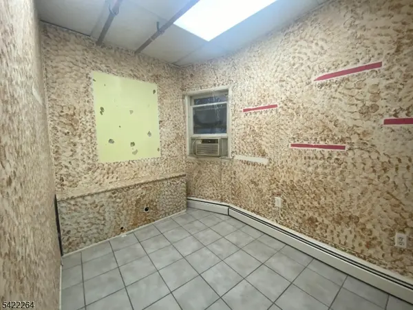 64 Congress St, Newark City, NJ 07105