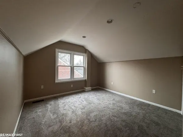 1992 Hawthorne RD, Grosse Pointe Woods, MI 48236