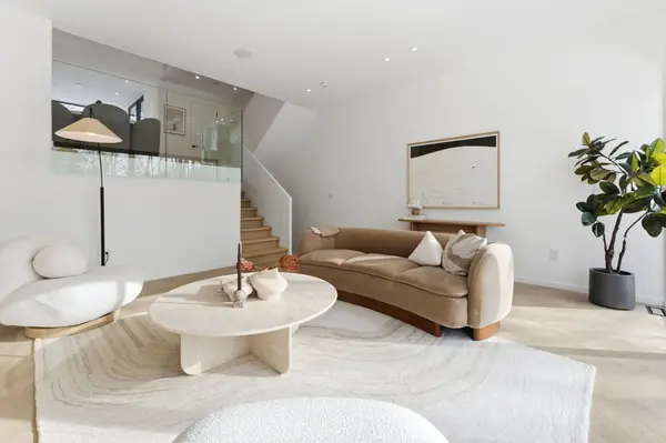 538 Duplex AVE, Toronto C03, ON M4R 1E6