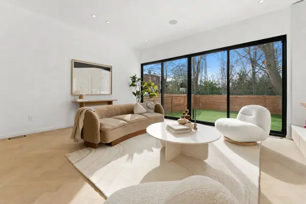 538 Duplex AVE, Toronto C03, ON M4R 1E6