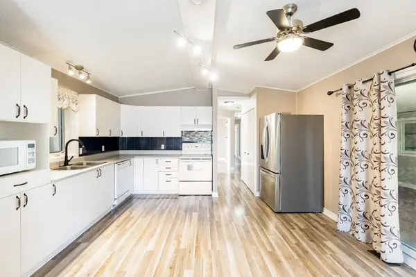 13 Sunrise CIR, Bradford West Gwillimbury, ON L3Z 2A5