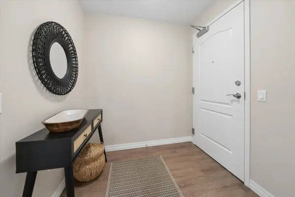 460 William Graham DR #116, Aurora, ON L4G 1X9