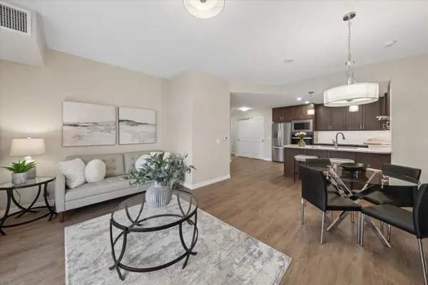 460 William Graham DR #116, Aurora, ON L4G 1X9