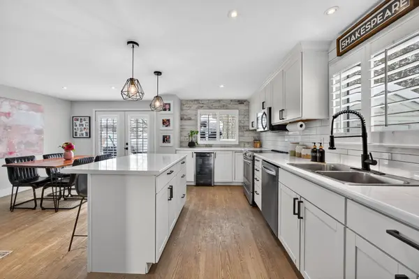 56 Shakespeare CRES, Barrie, ON L4N 6C1