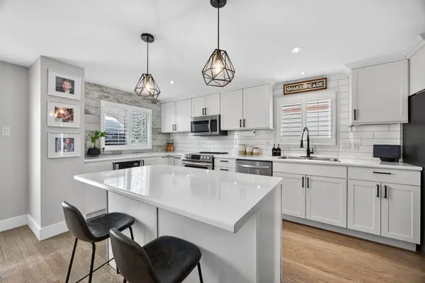 56 Shakespeare CRES, Barrie, ON L4N 6C1