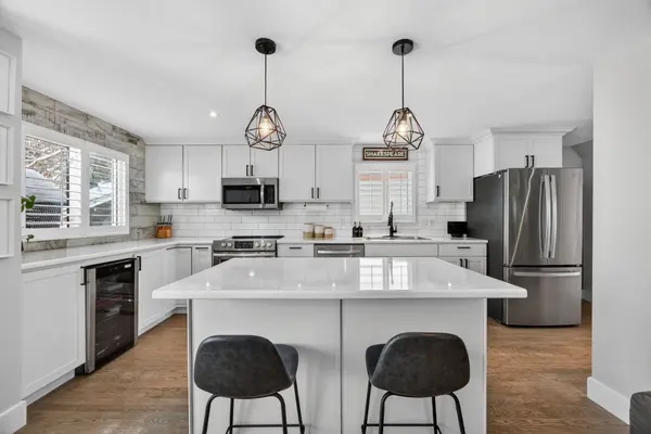 56 Shakespeare CRES, Barrie, ON L4N 6C1