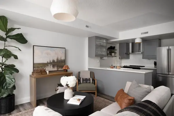 25 Turntable CRES #133, Toronto W02, ON M6H 4K8