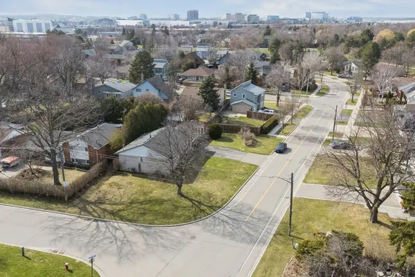 20 Plainsman RD, Mississauga, ON L5N 1C6