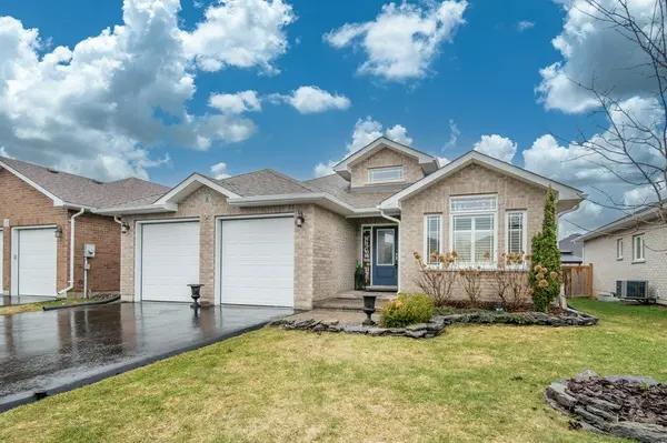 8 Briarwood CRES, Greater Napanee, ON K7R 0C2