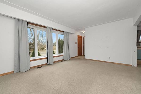 2140 Haig DR, Elmvale Acres And Area, ON K1G 2L2