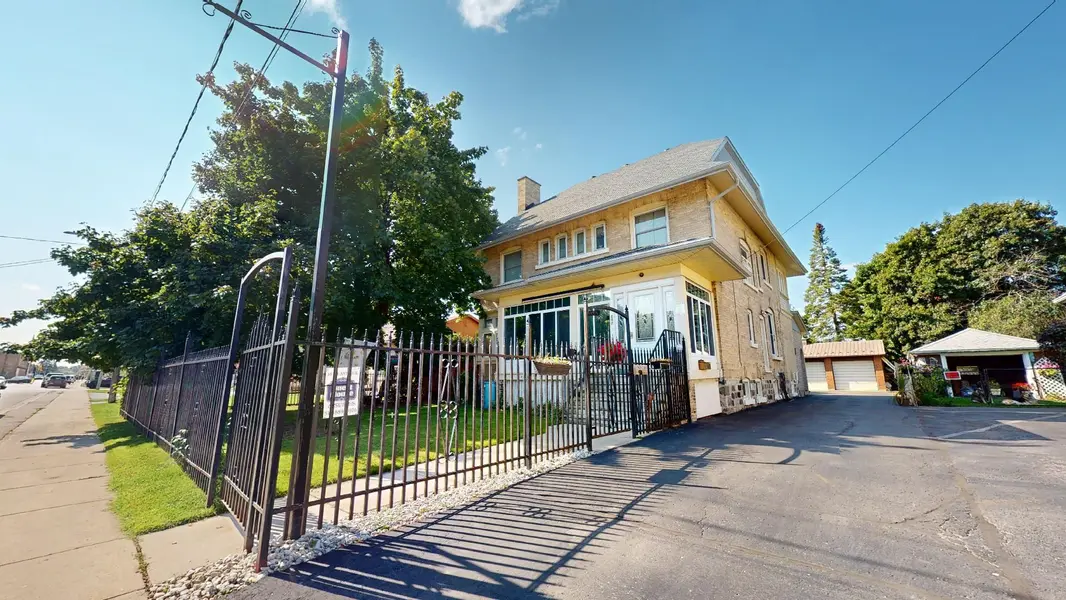 540 10th AVE, Hanover, ON N4N 2P4