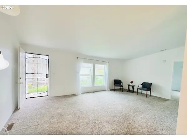 2438 MAIA LOOP, Springfield, OR 97477