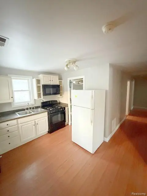 9726 Log Cabin TRL, White Lake Charter Township, MI 48386