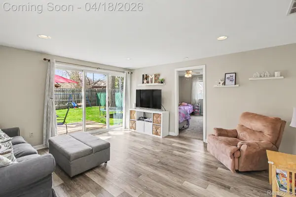 3039 Airport RD, Waterford Charter Township, MI 48329