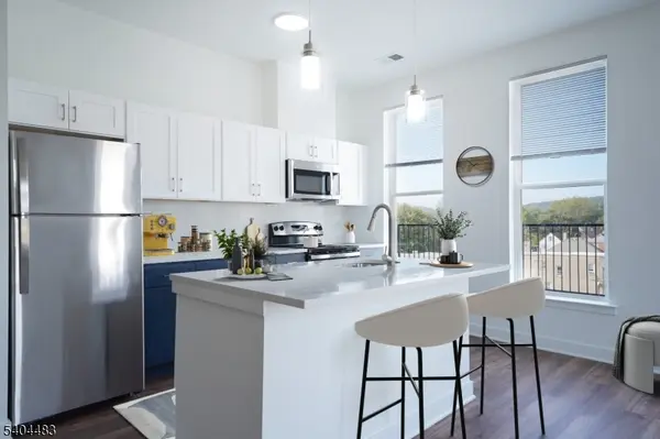 18 W Main St #220, Bound Brook Boro, NJ 08805