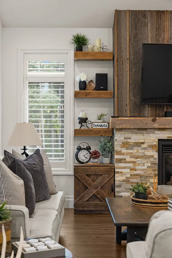 49 Sydenham TRL W, Clearview, ON L0M 1H0